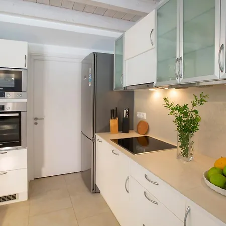 Amoudia - Luxury Right On The With Private Pool Vila