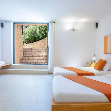 Amoudia - Luxury Right On The With Private Pool Vila