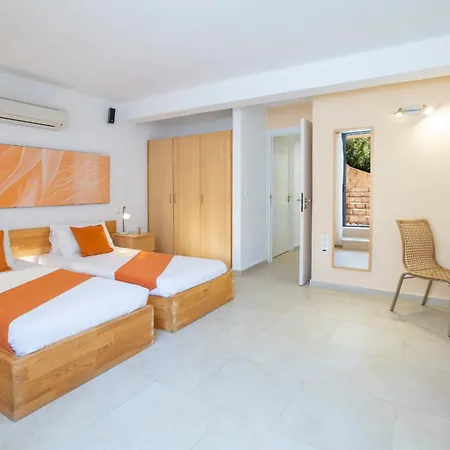 Amoudia - Luxury Right On The With Private Pool Villa