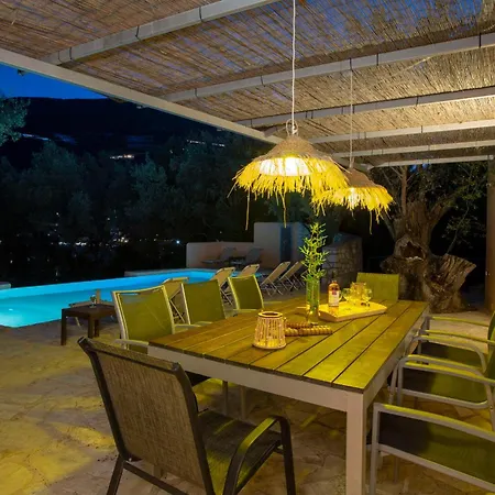 Villa Amoudia - Luxury Right On The With Private Pool *